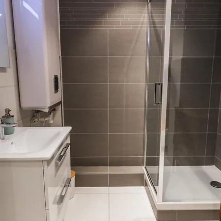 Bright And Modern Apt Near The Champs-elysees * Parijs
