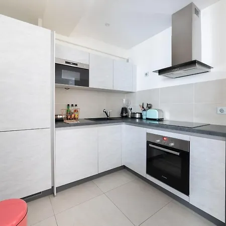Bright And Modern Apt Near The Champs-elysees Parijs